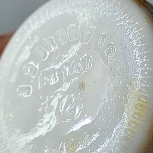 Beautiful Vintage White Milk Glass Bud Vase See Photos Some Age - Picture 2 of 4